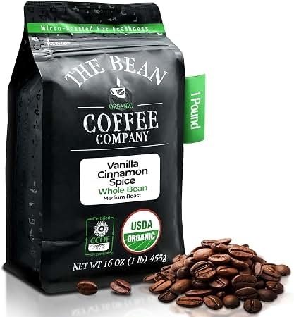 Påse med vanilj- och kanelkaffe bredvid rostade kaffebönor